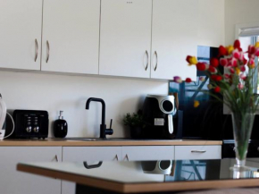 Modern and spacious 1 bedroom holiday home